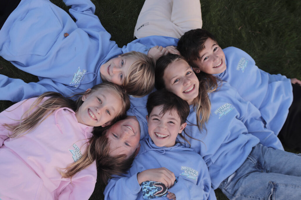 Een groepjes lachende kinderen op een musical zomerkamp